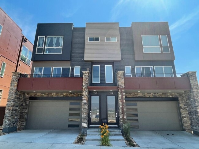 Building Photo - Just reduced $2665! LOVELY 2 BED/2.5 BATH ... Rental