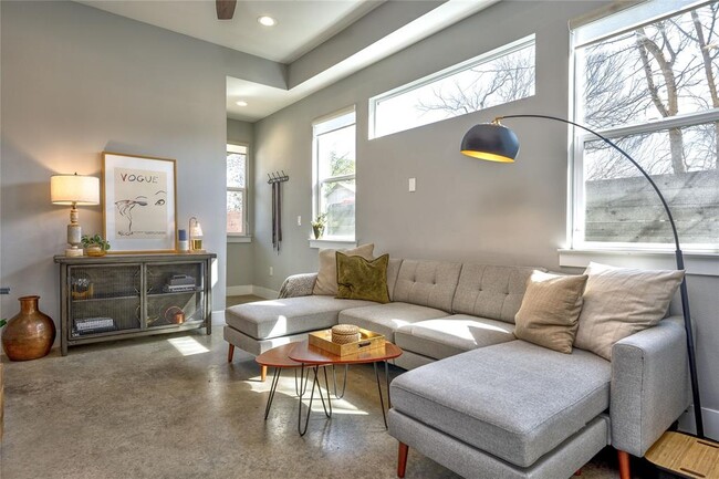 Photo - 6505 Porter St