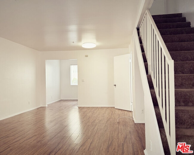 Photo - 16037 Vanowen St