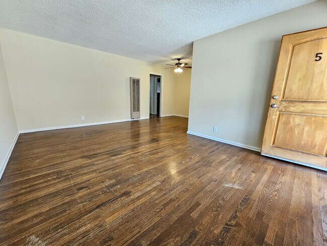 Photo - Magnolia Blvd Apartments