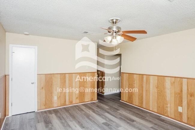 Photo - 517 Riverside Ln