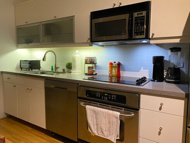 350 W Ash St Unidad Little Italy View Parking