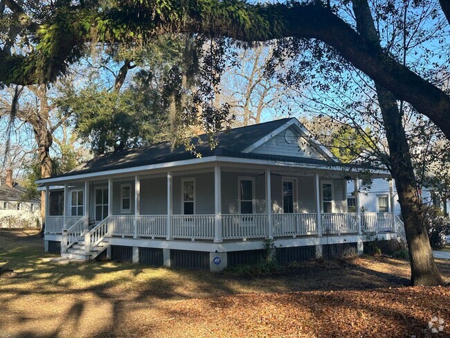 Building Photo - Custom Built Home in Park Circle