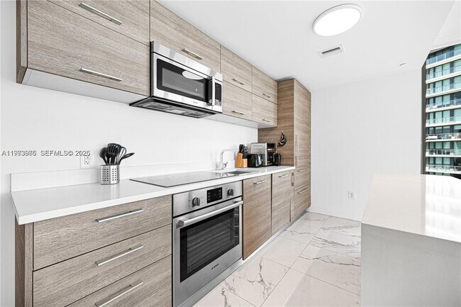 Photo - 650 NE 32nd St Unidad 2007