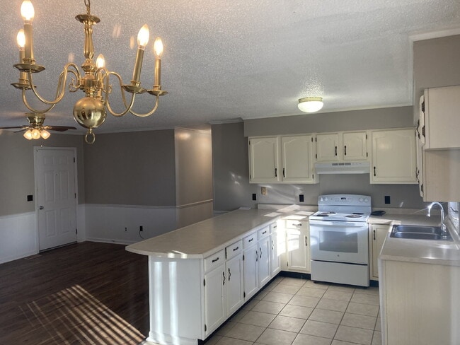 Photo - "Charming 4-Bedroom Retreat with 2 Full Baths in the Heart of Paris, TN – Spacious 1500 Sq Ft Home!"