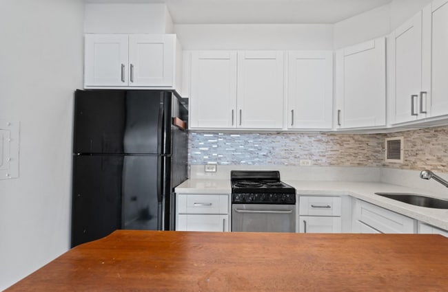 Building Photo - The Townhouse 1 Bed, 1 Bath, 1 Covered Parking with A/C Unit 1002