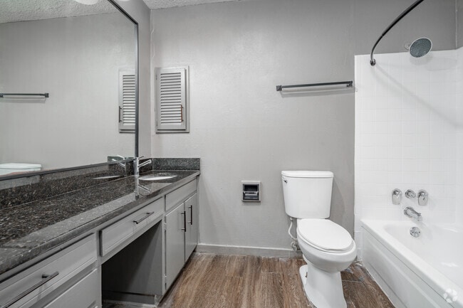 1BR, 1BA - 775SF - Bathroom
