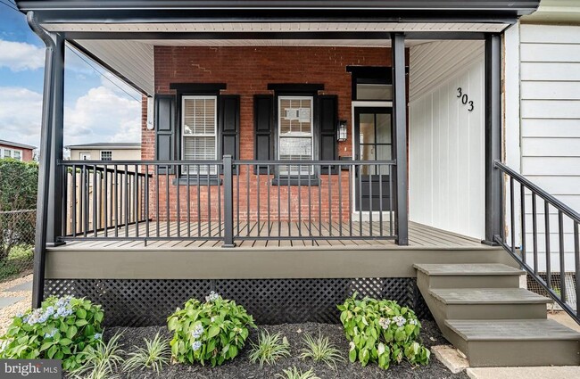 Photo - 303 W Washington St