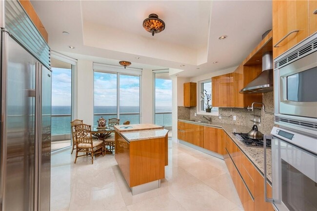 Photo - 16051 Collins Ave Unidad Turnberry