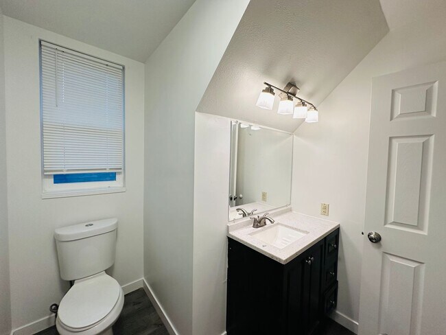 Photo - 630 24th St Unit Upstairs
