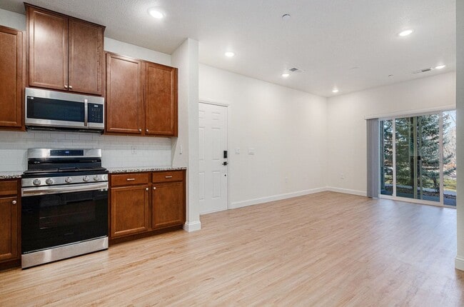 Building Photo - Ground Level Condo - 2 Bedrom 2 Bathroom in Chatfield Bluffs Unit 106