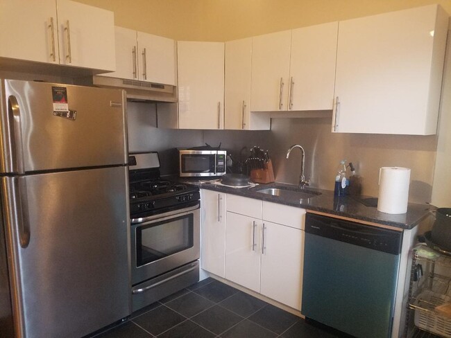 Eat in Kitchen with ss/Granite full size appliances - 2141 Locust St Apartments