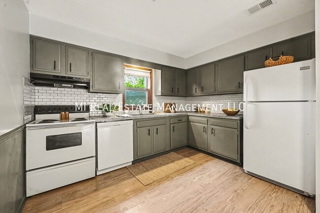 Photo - 2068 Andrew St SE