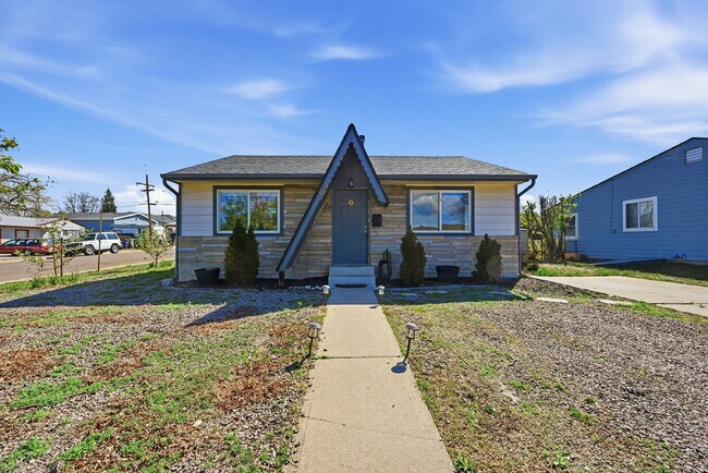Photo - $2,245.95 -  2 bed, 1 bath located in Denver with a big backyard and In Unit Laundry!
