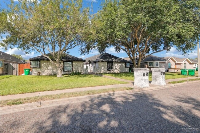 Building Photo - 18 S Dahlia St Unit 2