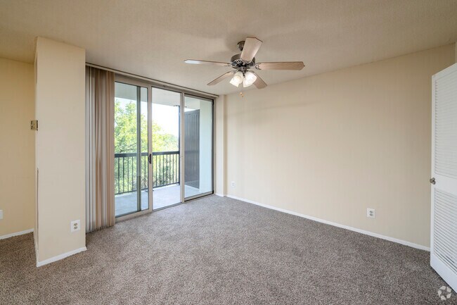 2BR, 2BA – 997SF - Livingroom