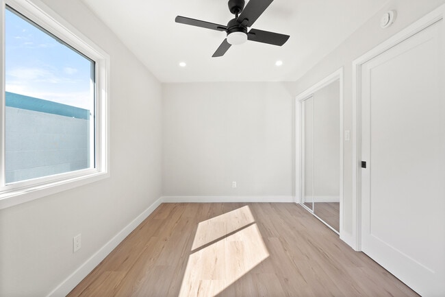 Photo - 2051 E Harding St Unidad 2053 E Harding St