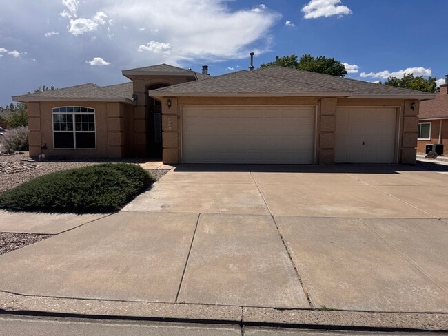 Building Photo - Beautiful 3 Bedroom, 2 Bathroom, 3 Car Garage