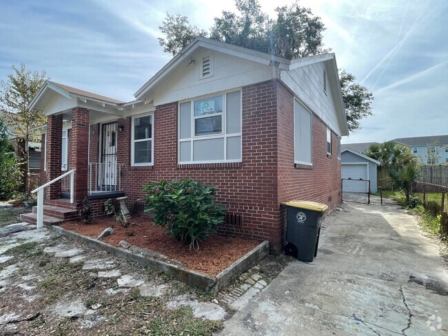 Building Photo - 3/2 Single Family home available now!