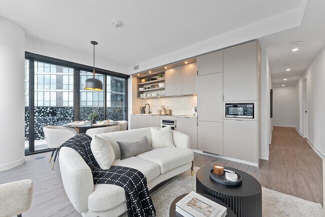 Photo - 55 Charles St E