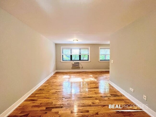 Building Photo - 1 bedroom in CHICAGO IL 60657 Unit 301 Rental