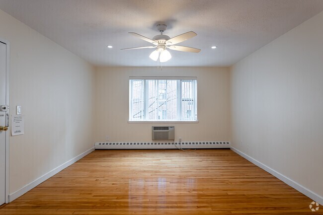 2BR, 1BA - 840SF