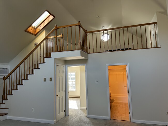 Photo - 515 W Burke St Unidad 2nd story loft apartment
