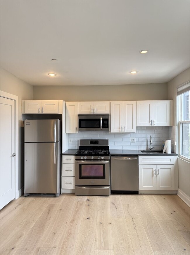 Building Photo - Bright Top-Floor 1BR Condo in Columbia Hei...