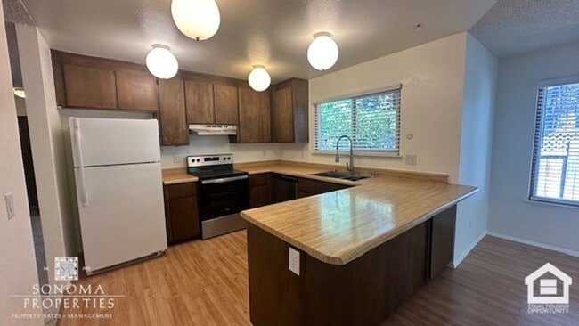 Building Photo - 2-bedroom, 2-bathroom Duplex in Sonoma! Rental