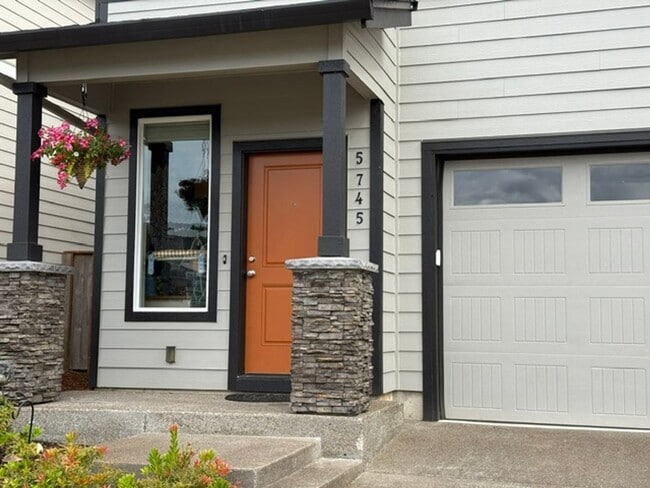 Building Photo - Air Conditioned 3 Bed 2.5 Bath