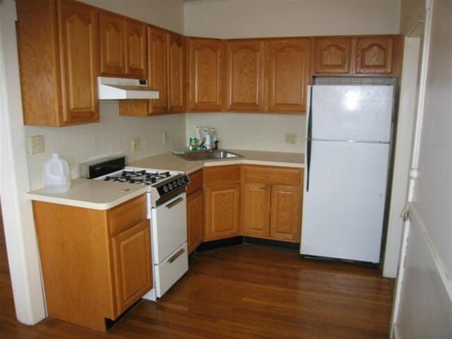 Building Photo - 34 College Ave Unit 5
