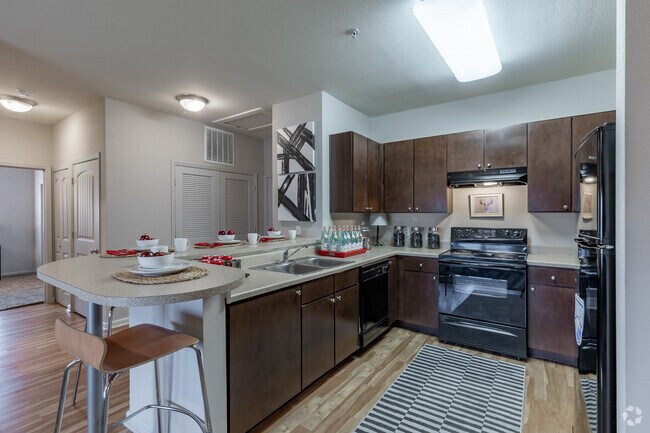 2BR, 2BA - 943 SF - Campus Quarters