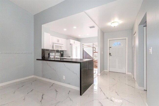 Building Photo - 9234 Wedgewood Ln Unit D7