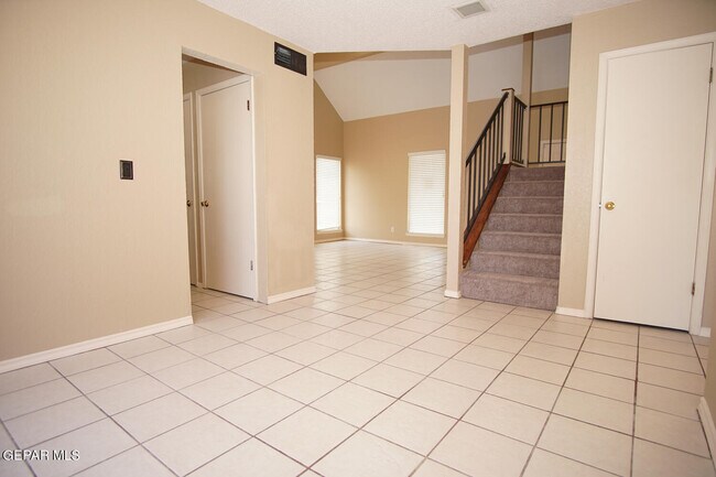Photo - 637 Woodcrest Ln