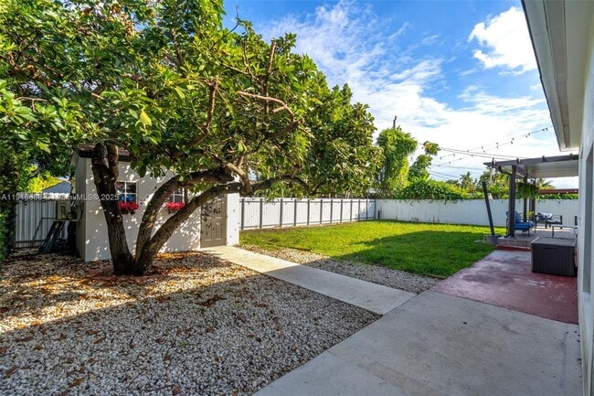 Building Photo - 1815 SW 85th Ct