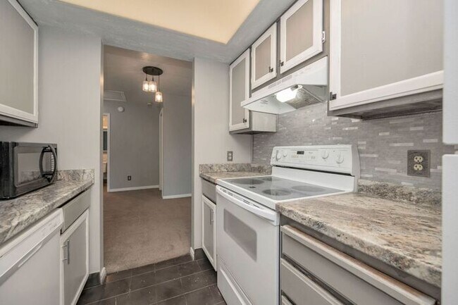 Great Location - Leafy Sandy Condo
