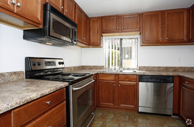 2BR, 2BA - 1116 SF