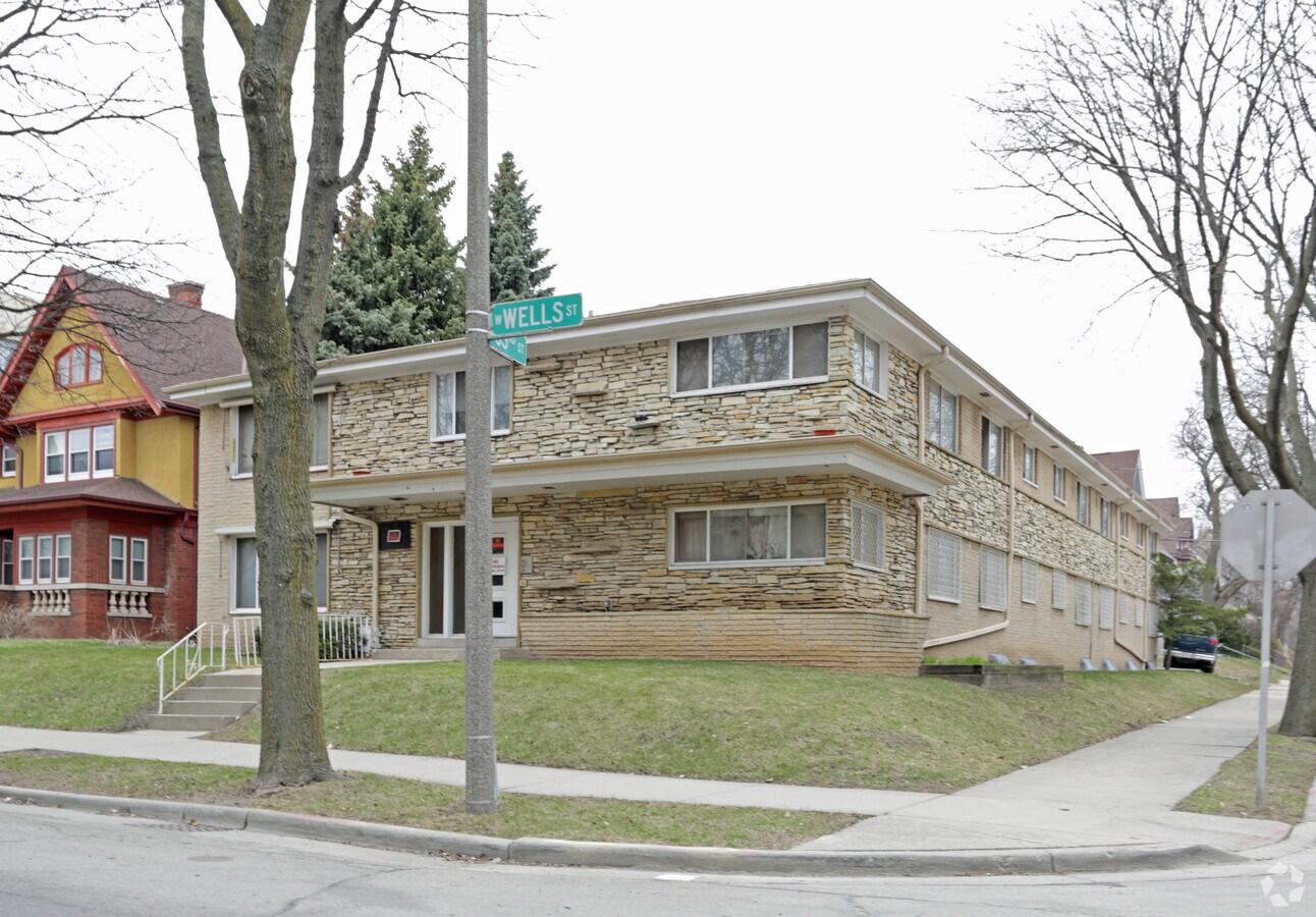 Primary Photo - 3306 W Wells St Apartments