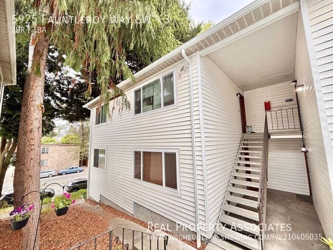Building Photo - 5925 Fauntleroy Wy SW Unit 3
