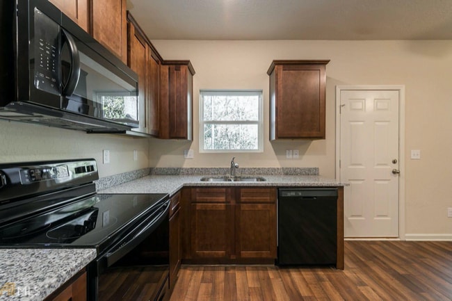 Photo - 913 Highwood Ln