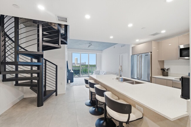 Building Photo - 13800 Highland Dr Unit Ph7