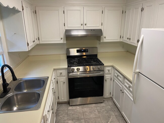 Kitchen - 6041 Elstree Pl