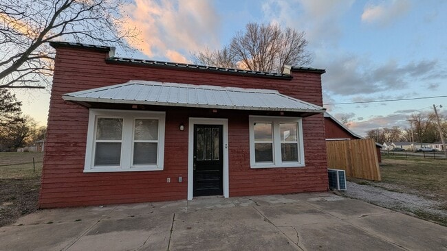 Building Photo - 410 E 6th St