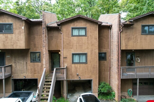 Building Photo - 1207 Timbers Ln Rental