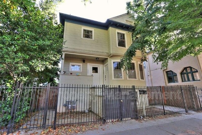 Building Photo - 1302-1304 F Street Unit 1302 F Street #1 Rental