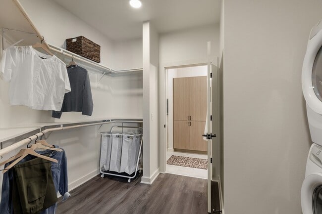 Photo - 3001 W 11th St Unidad 575