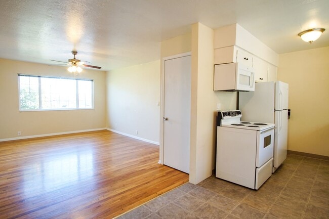 Photo - John's Landing 2Bdr w/Hardwoods, W&D, DW + Garage Parking! Unit 16