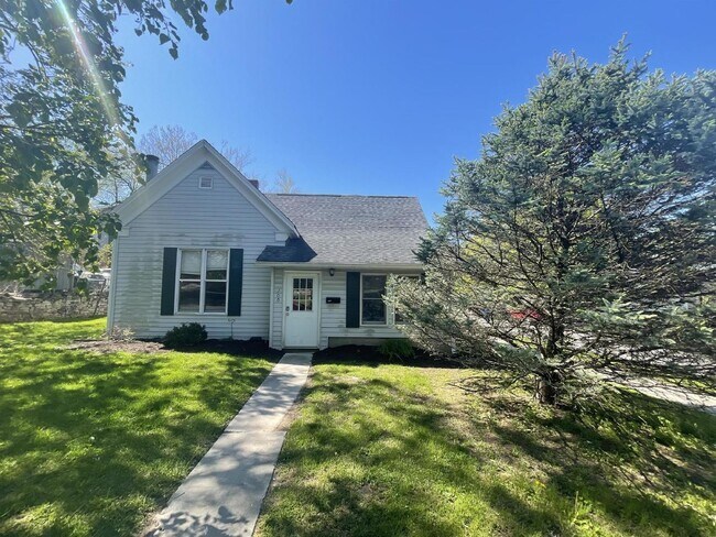 Building Photo - 200 E 2nd St