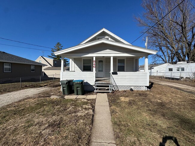 Building Photo - Main level house