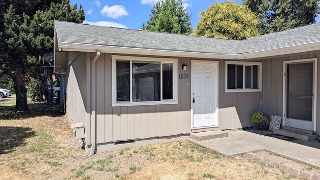 Building Photo - 1832-1842 Lancaster Dr SE Unit 1832 Rental